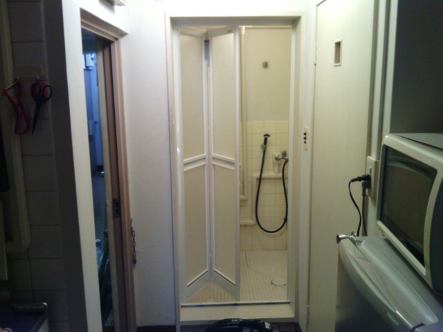 浴室を開き戸から折れ戸に交換しました。