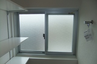 カバー工法による洗面所の窓リフォーム