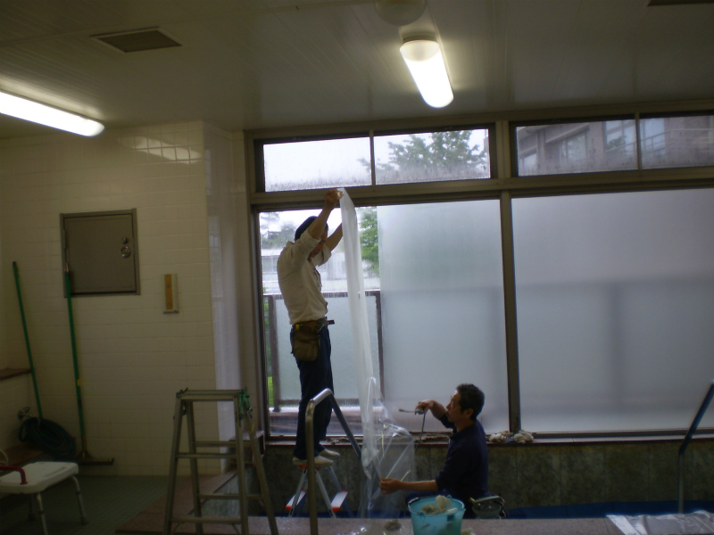 柏市の病院　浴室ガラスのフィルム貼り付け工事