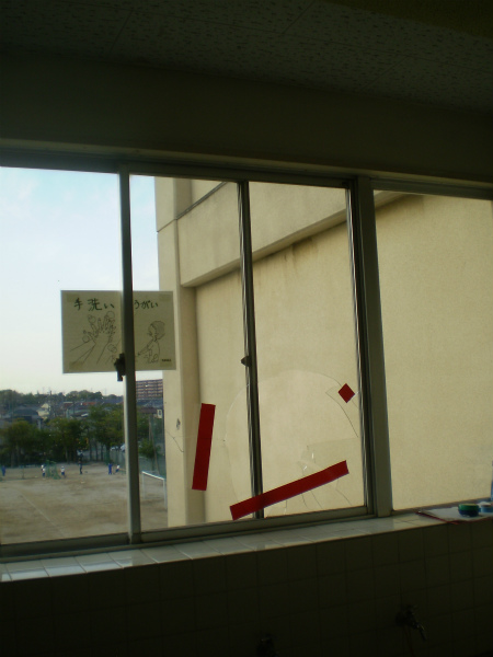 公立中学校の窓ガラス修理