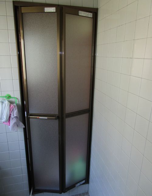 浴室中折れドアの交換工事！
