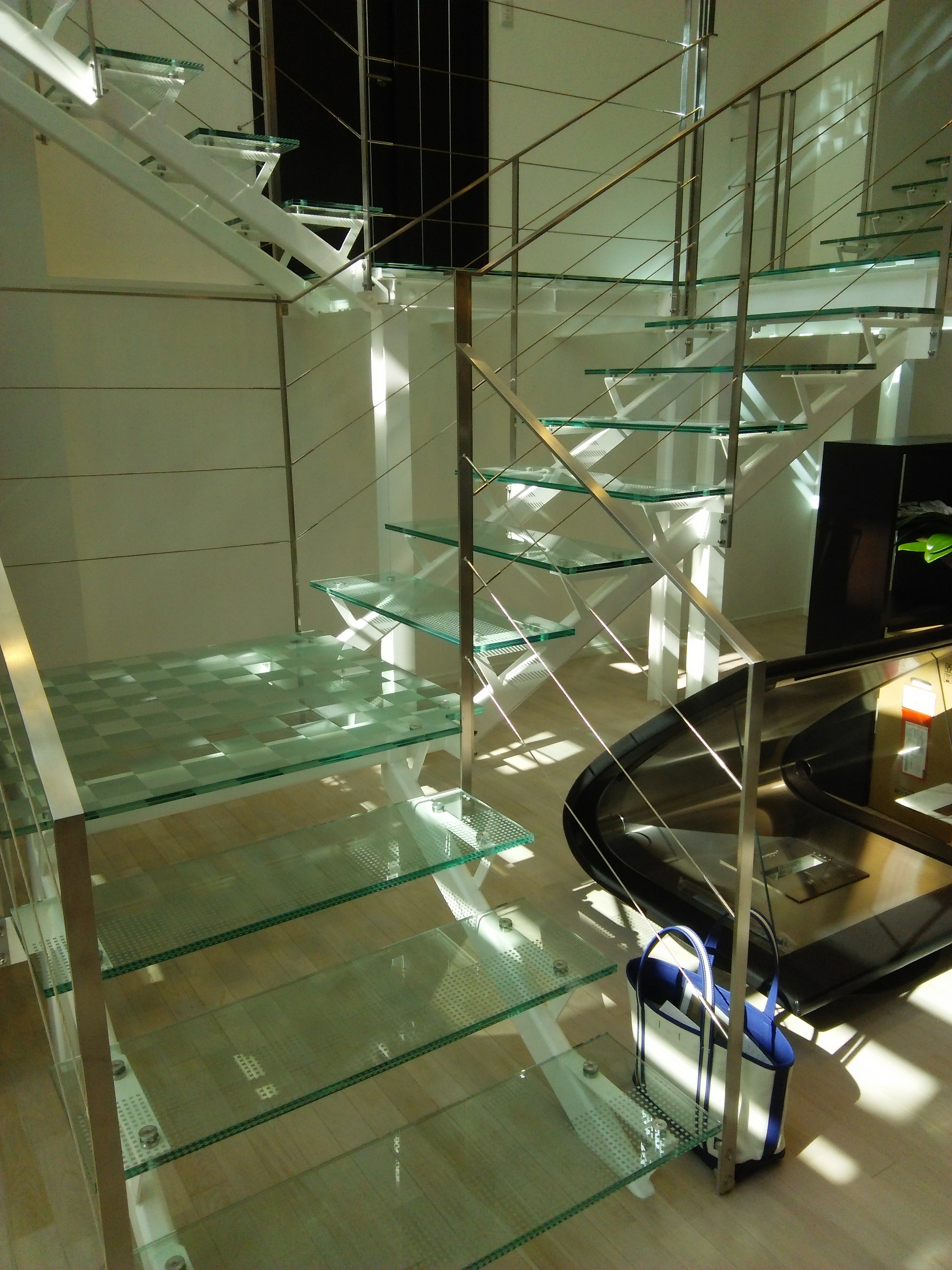 強化ガラスの室内階段工事 Madokaが窓のプロをご紹介