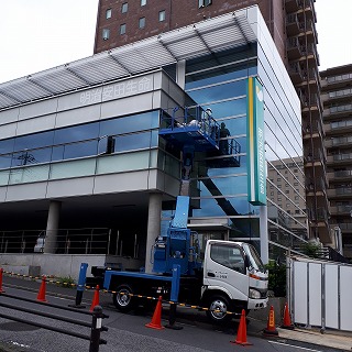 作業車を利用してのガラス交換工事