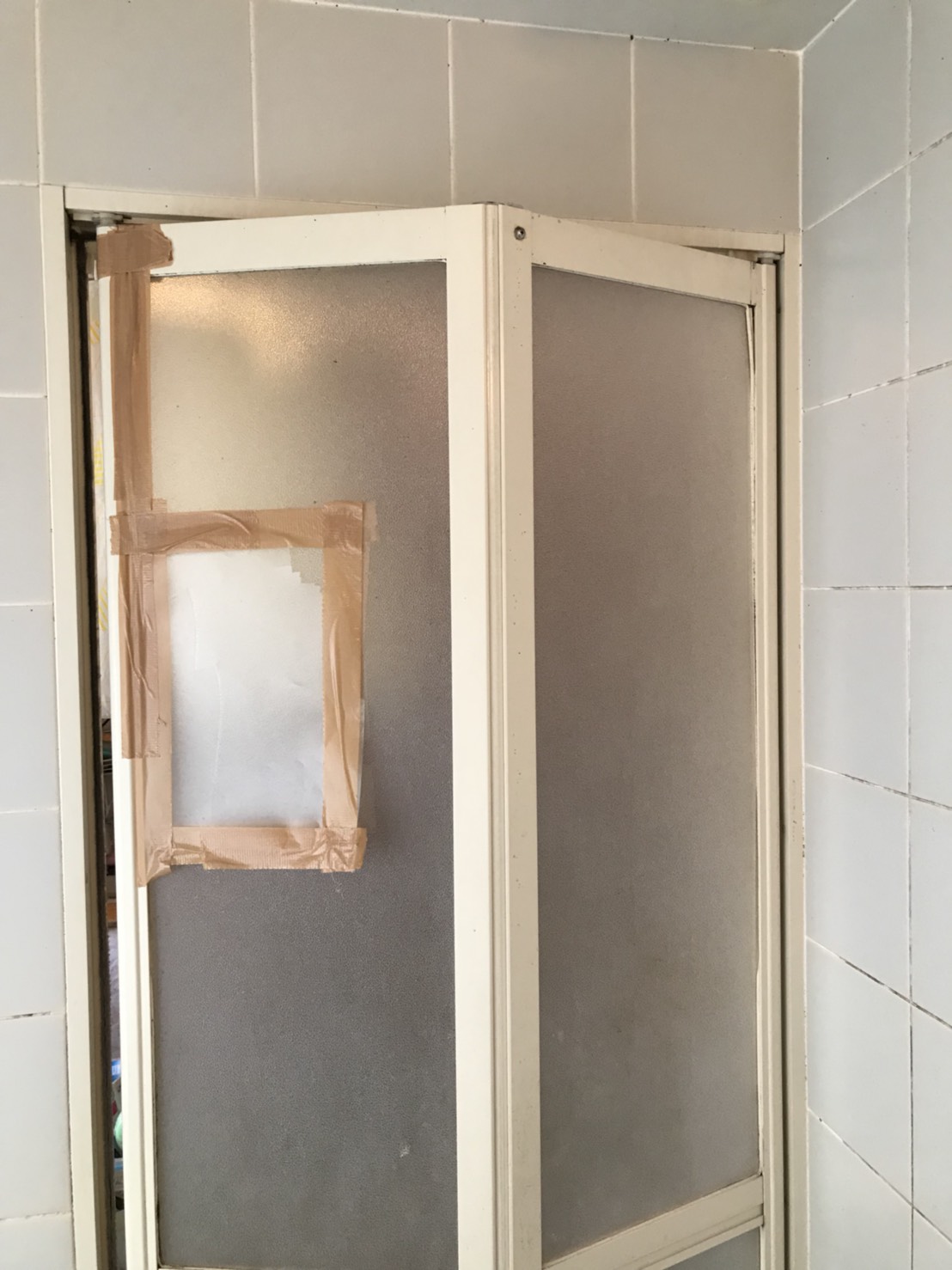 浴室中折れドアをカバー工法でリフォームしました！