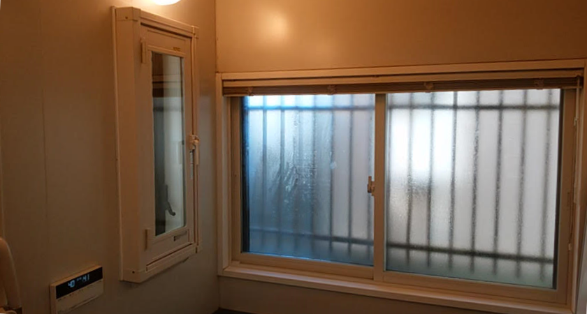 浴室の２つの窓に内窓を取り付け、断熱＋防音！