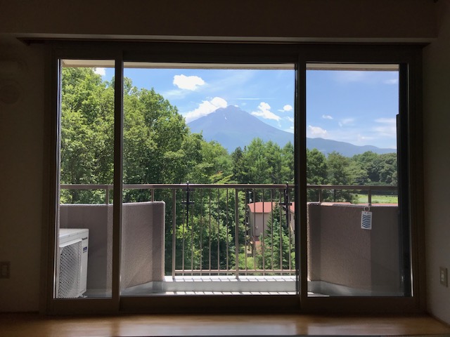 内窓を設置しても富士山が眺められる窓になりました。