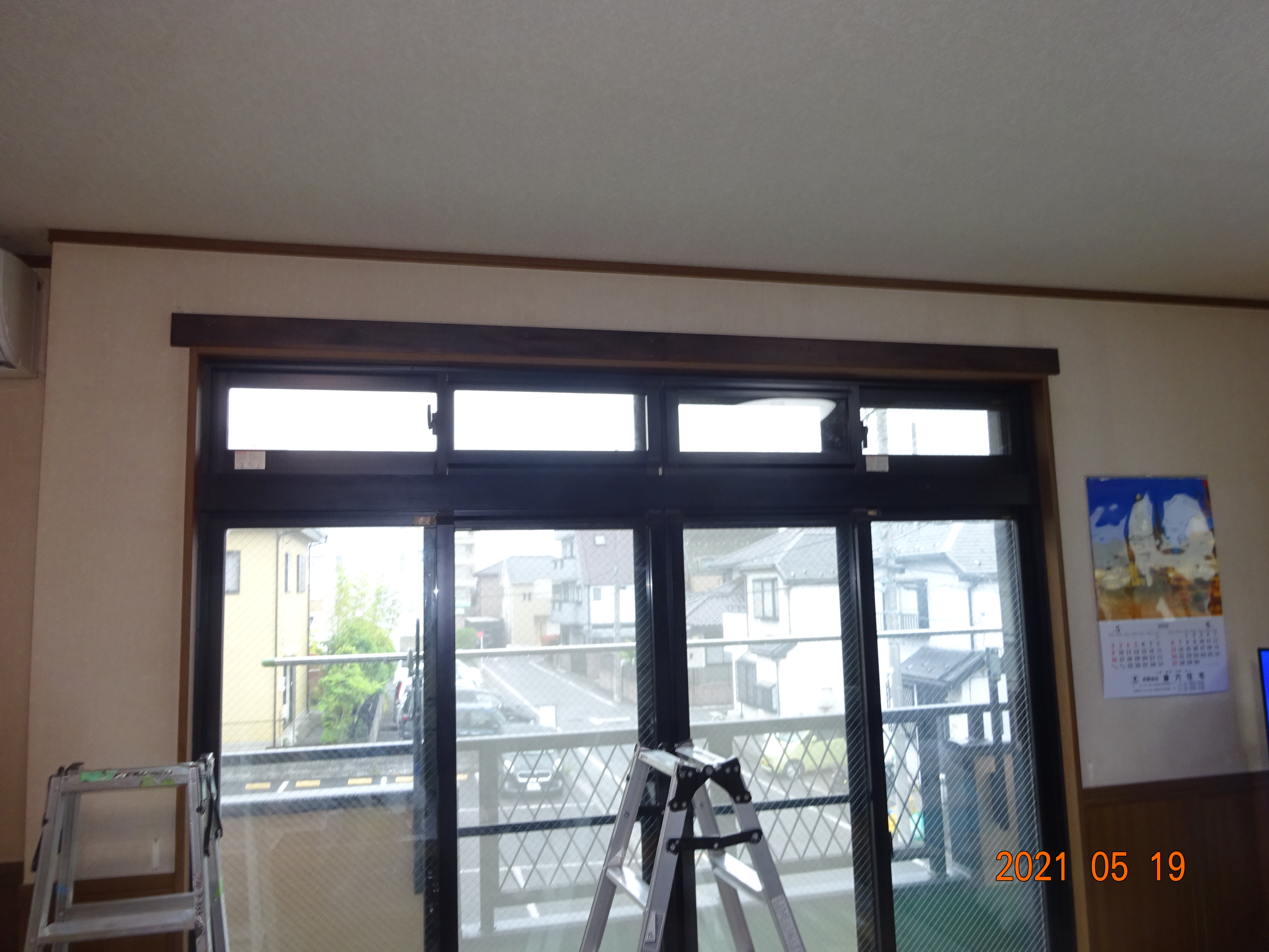 既存大型テラス窓(カーテン撤去後＆上部木枠は取付補強材）