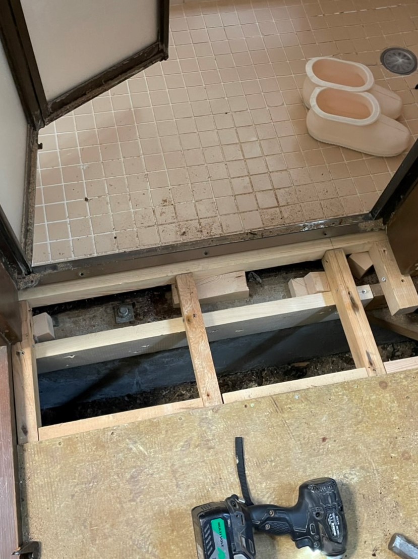 海老名市　洗面所の床の補修と浴室の中折れ交換　施工…