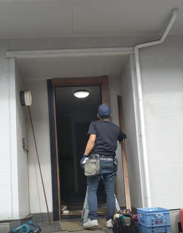 施工中：古い枠の上から新しいドア枠を取付