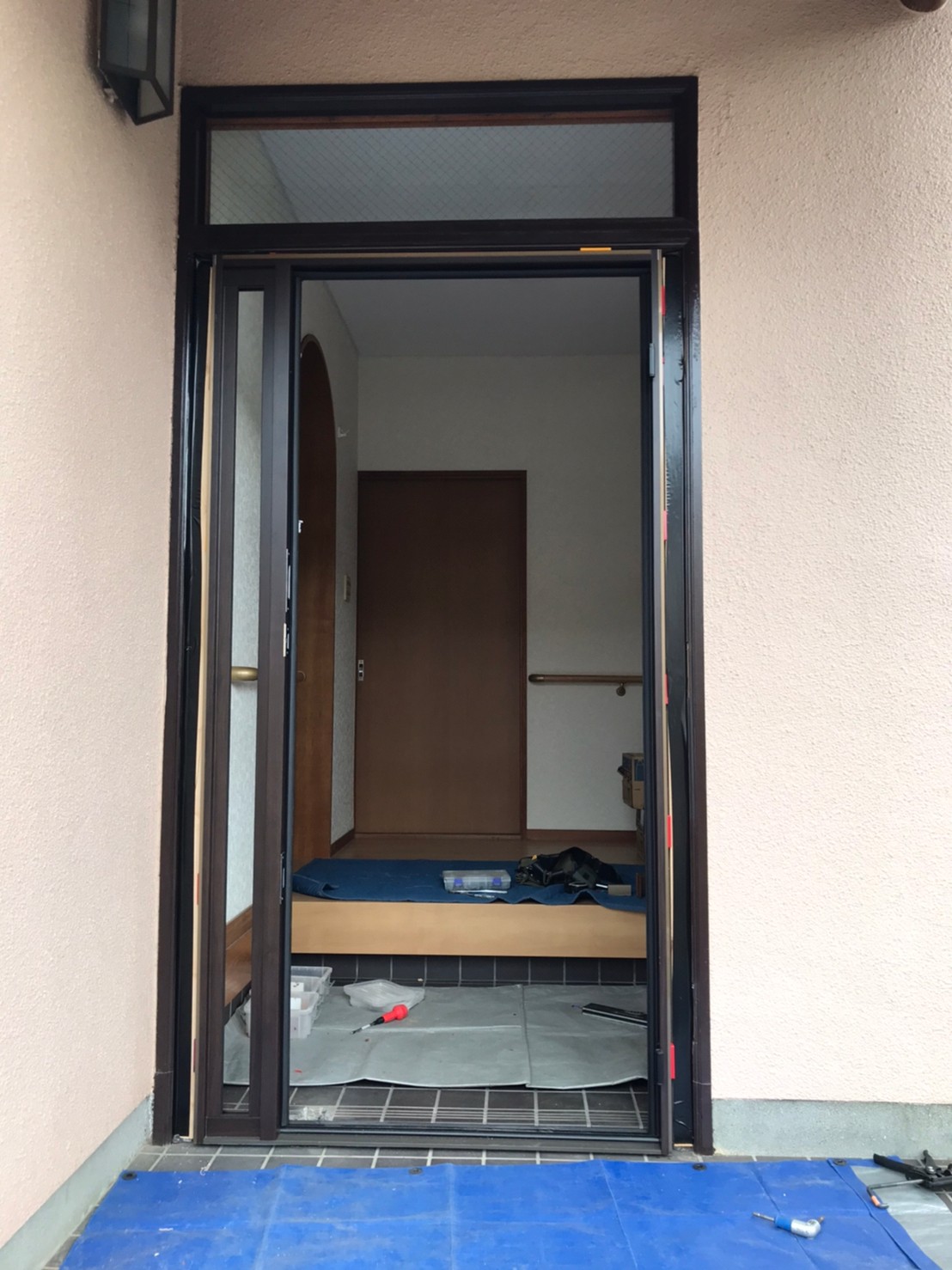 施工中：今ある枠だけを残し玄関本体他部品を撤去。