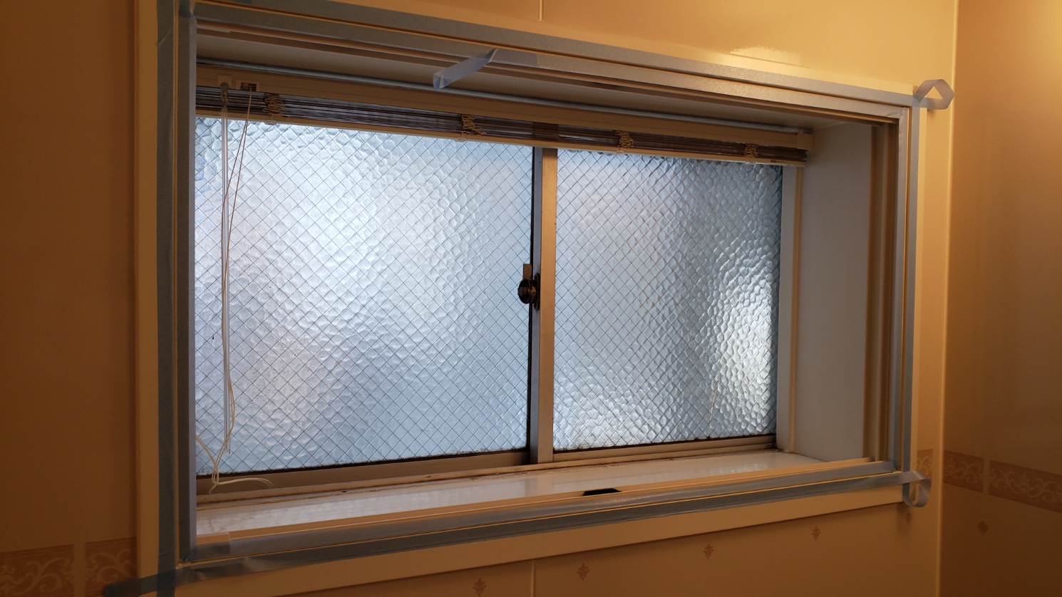 枠廻りのシール前の養生テープです