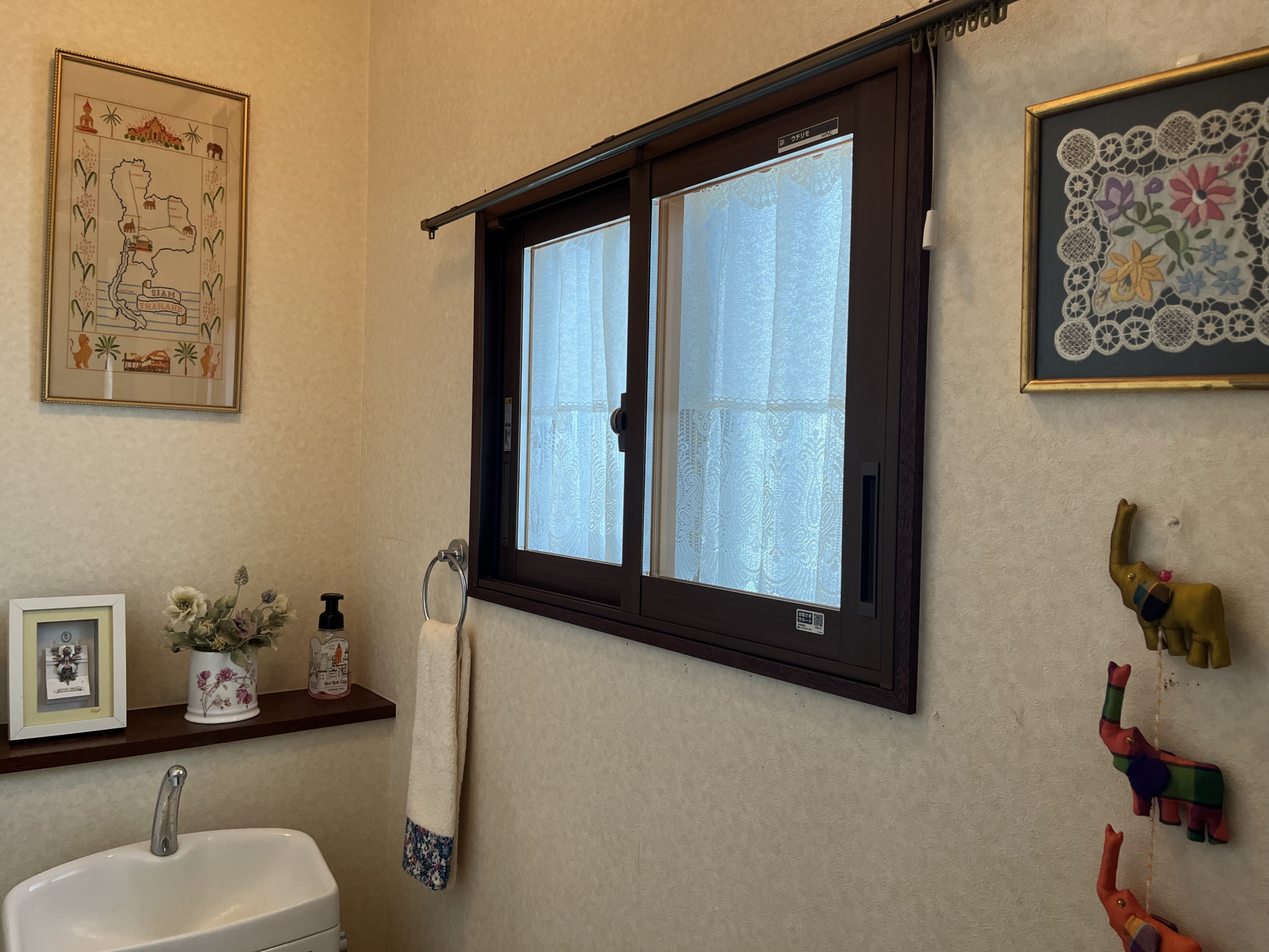 カフェカーテンが映える、あたたかい内窓のある暮らし…