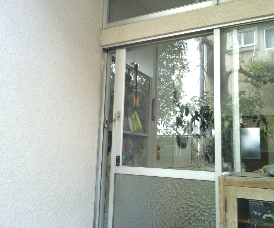 普通の窓が勝手口玄関に変身!