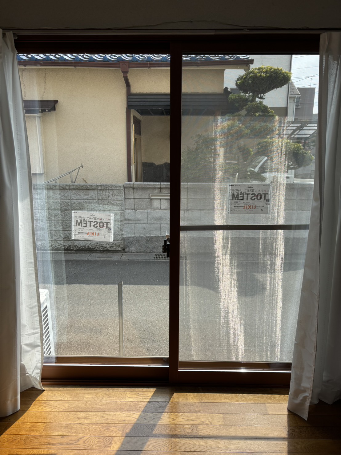 市道に面した窓も、安心できるようになりました。